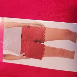 Isaac Mizrahi. Scalloped hem short. 16. NWT